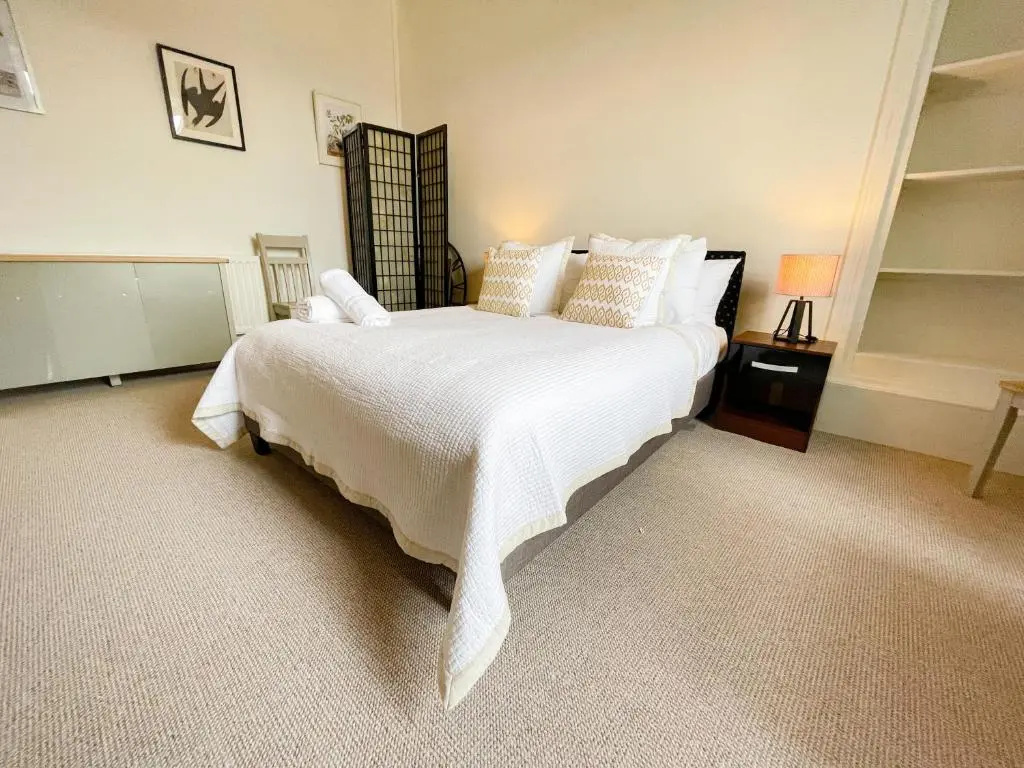 Spacious 3 bedroom Victorian flat City Centre