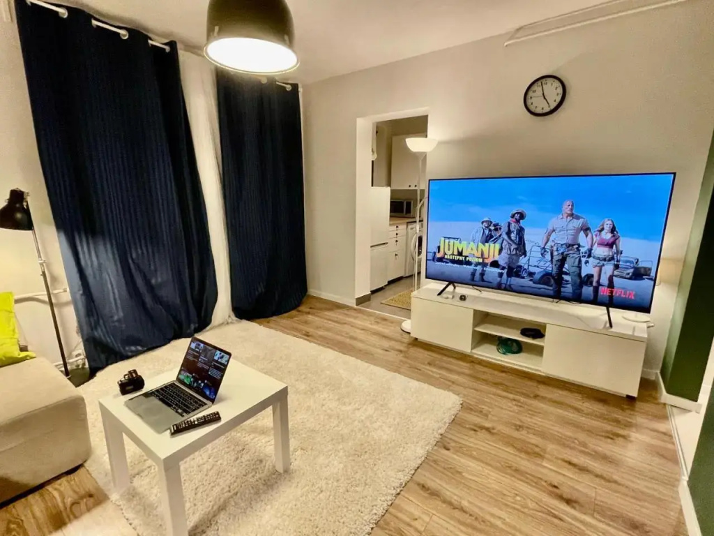 HOLIDAY 3 fast WiFi 70’TV Netflix HBO Max AppleTV