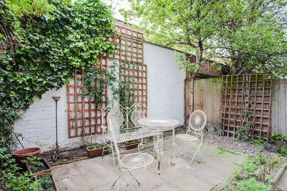 Beautiful 2 Bedroom Garden Apartment