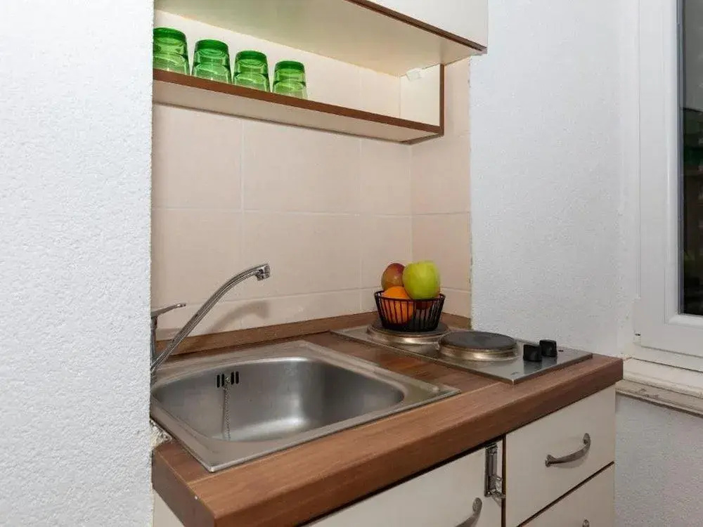 Lav Hostel & Café