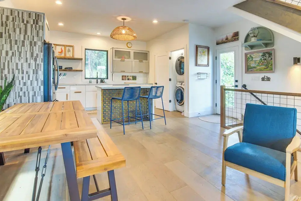 Rooftop Deck, Sweeping Views: Chic Home in Brevard
