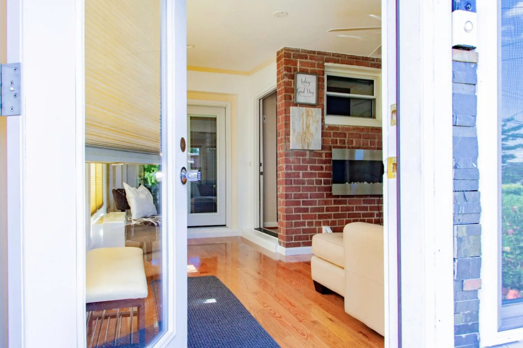 ✶ Gorgeous Home Tucked Away In Greener Part Of Town ✶ Transit-Friendly !