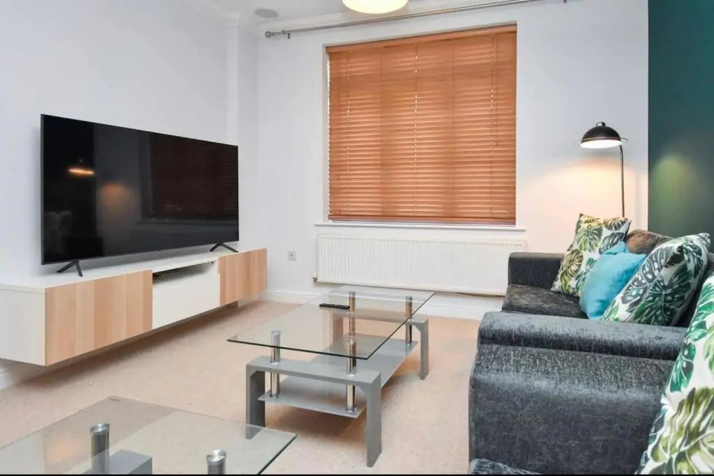 Luxury 4 Bedroom 3 Bathroom House- Sleeps up to 8 - Free Parking, Balcony, Private Garden, Super-Fast Wifi and SmartTVs with Netflix by Yoko Property