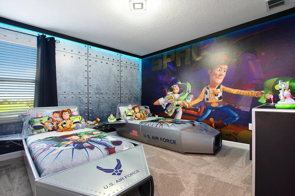 9 Bed 5 Ba Villa with Games, Pool & Spa