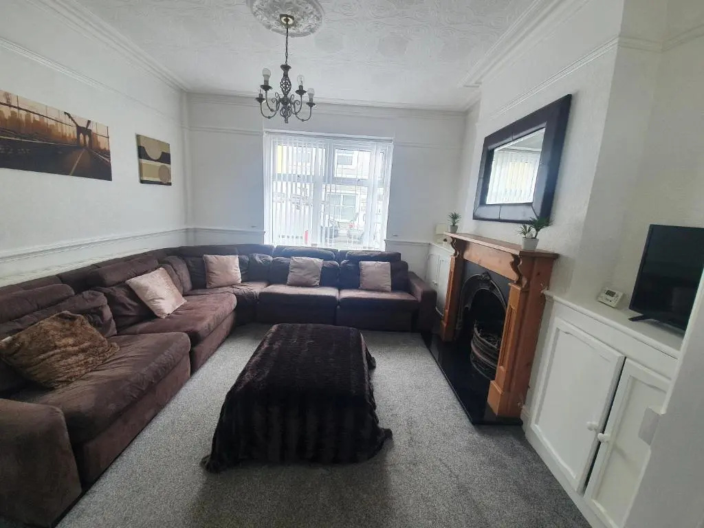 LARGE HOUSE, sleeps 16! Private garden, Free parking!