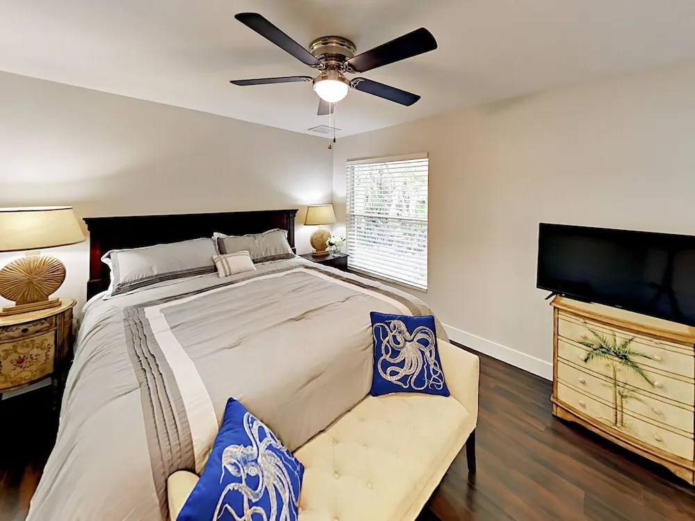 Chic Canalfront - 4 Br Home