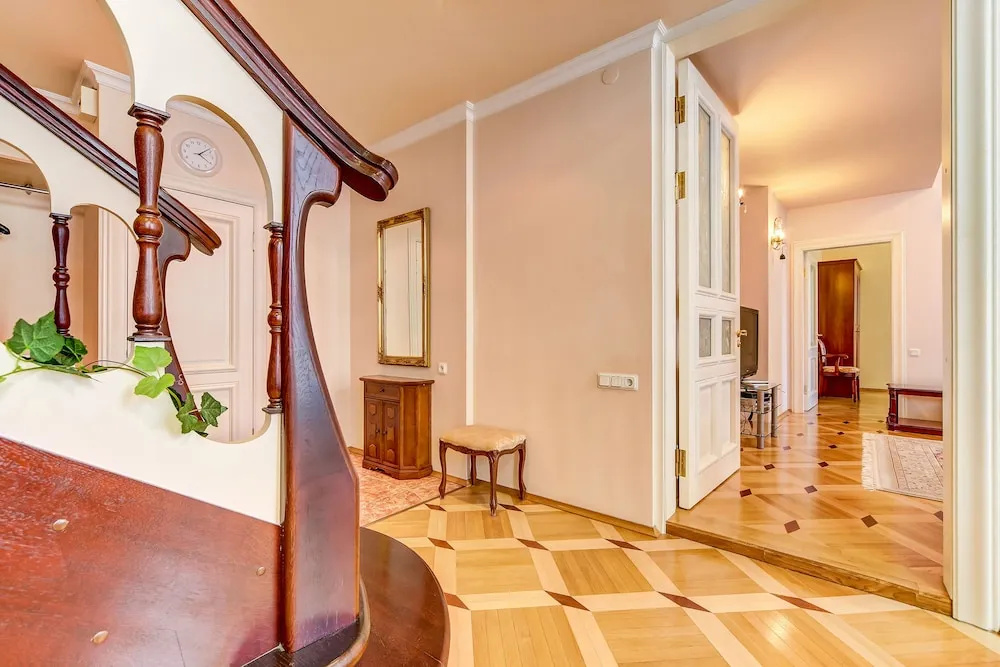 Home4day Spacious Apartment by the Hermitage