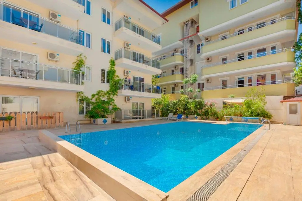 WEEKLY rent of 2+1 apartment 250 m from the sea and in center of all need/Alanyas