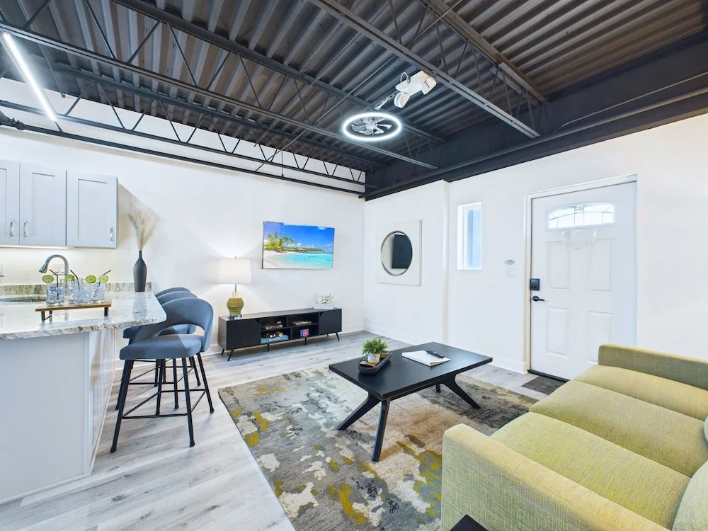 Sleek Coastal Loft Close to Port Beach -unit 205