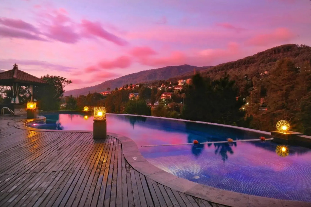 The Grand Hill Bistro Cafe & Resort Hotel