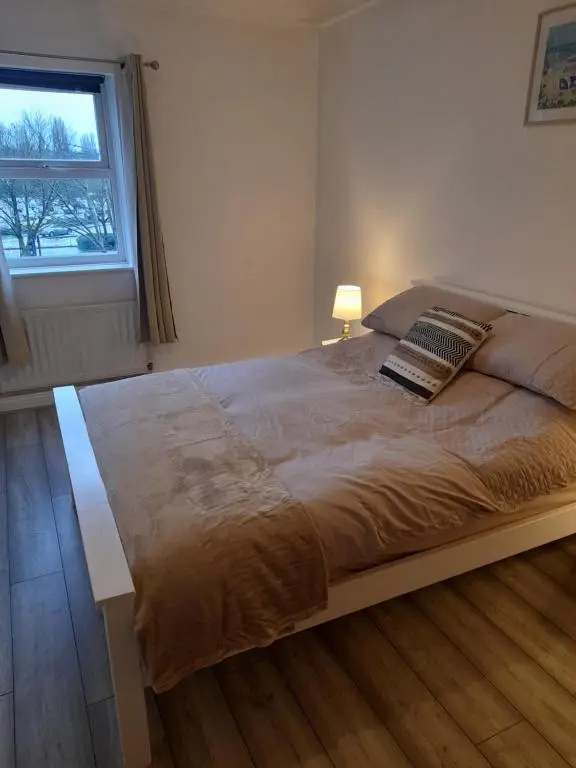 Comfortable 2 Bed Apartment 2nd Floor Contractors Families Close To City Centre Occasional Bed Available