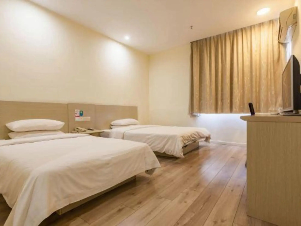 Pebble Motel (Kunshan Golden Eagle International Qianjin Middle Road)