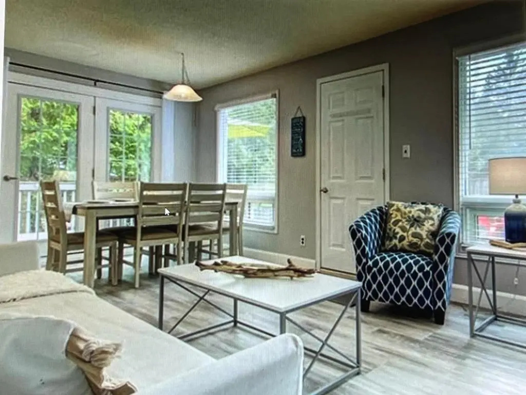Beachy Chic-Completely renovated- Steps to the Beach