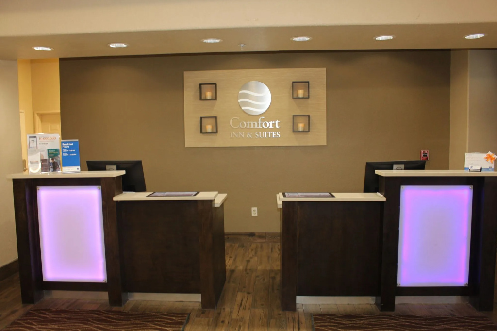 Comfort Inn & Suites Near Six Flags & Medical Center