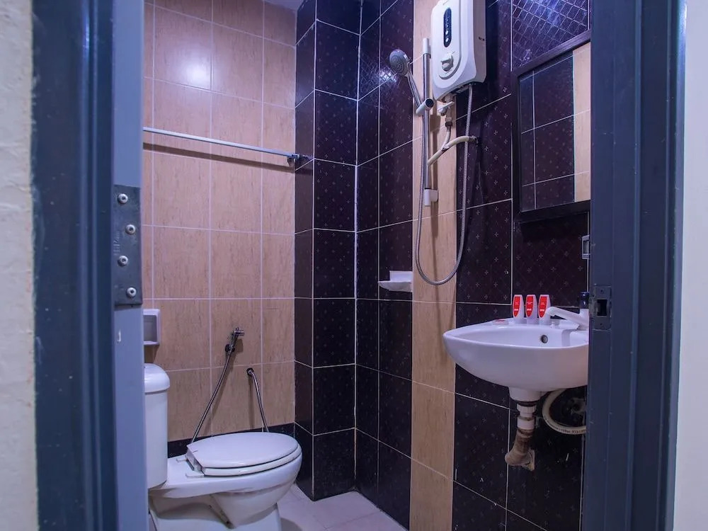 OYO 44010 Royals Star Hotel