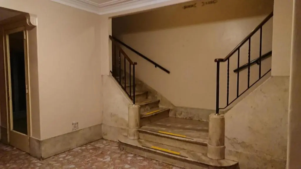 Excelente departamento con balcón a la calle sobre avenida