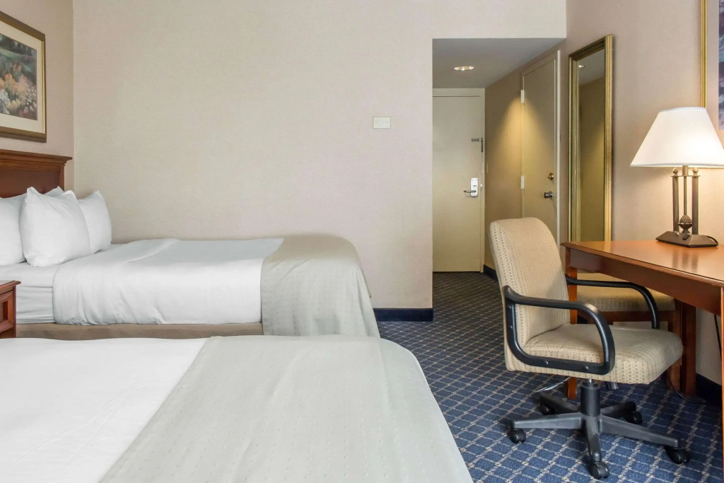 Clarion Hotel & Conference Center Ronkonkoma MacArthur Airport