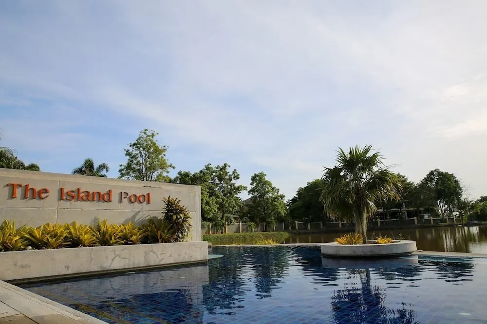 4 BR Private Villa in V49 Pattaya w/ Village Pool