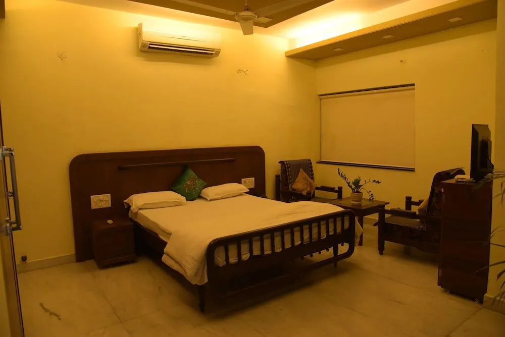 Royal Palms Luxury Service Apartment