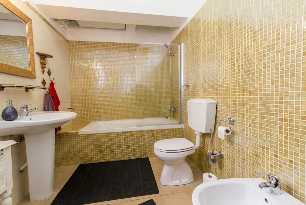 Charming Townhouse With Aircon Only 500m From the Marina and the Typical Market