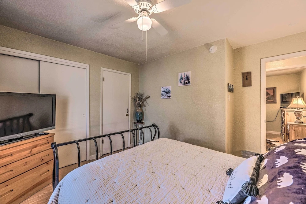 Pet-friendly Condo - 2 Mi to Ruidoso Downs!