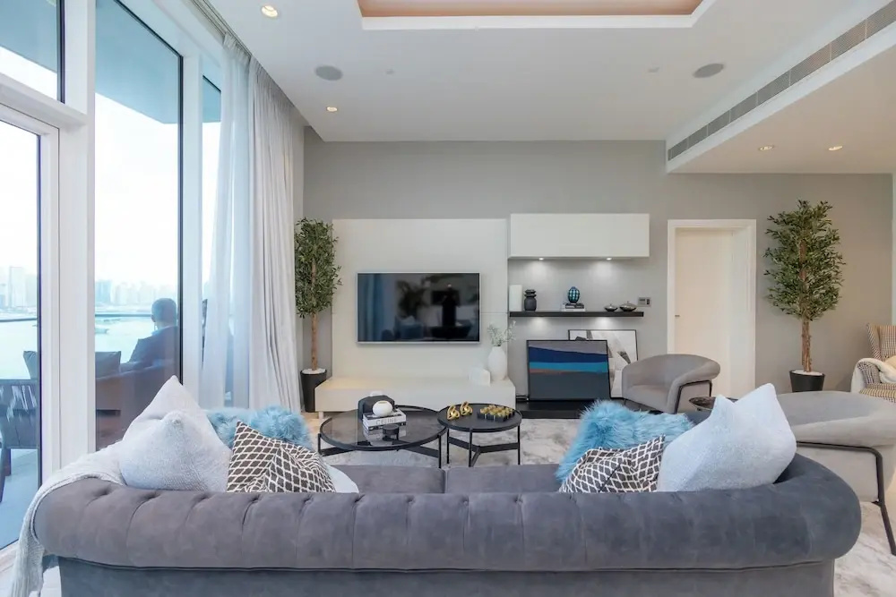 WelHome - Oceanfront Elegance 1BR Apt With Palm Sea Views