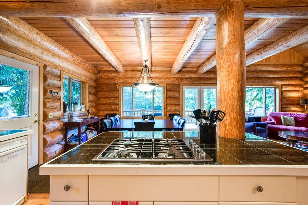 Snowline Cabin #33 - A Stunning Family Log Home With a Hot Tub and Wifi!