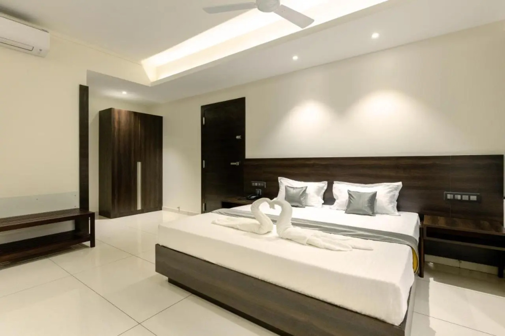 Hotel Paramount Suites & Service Apartments