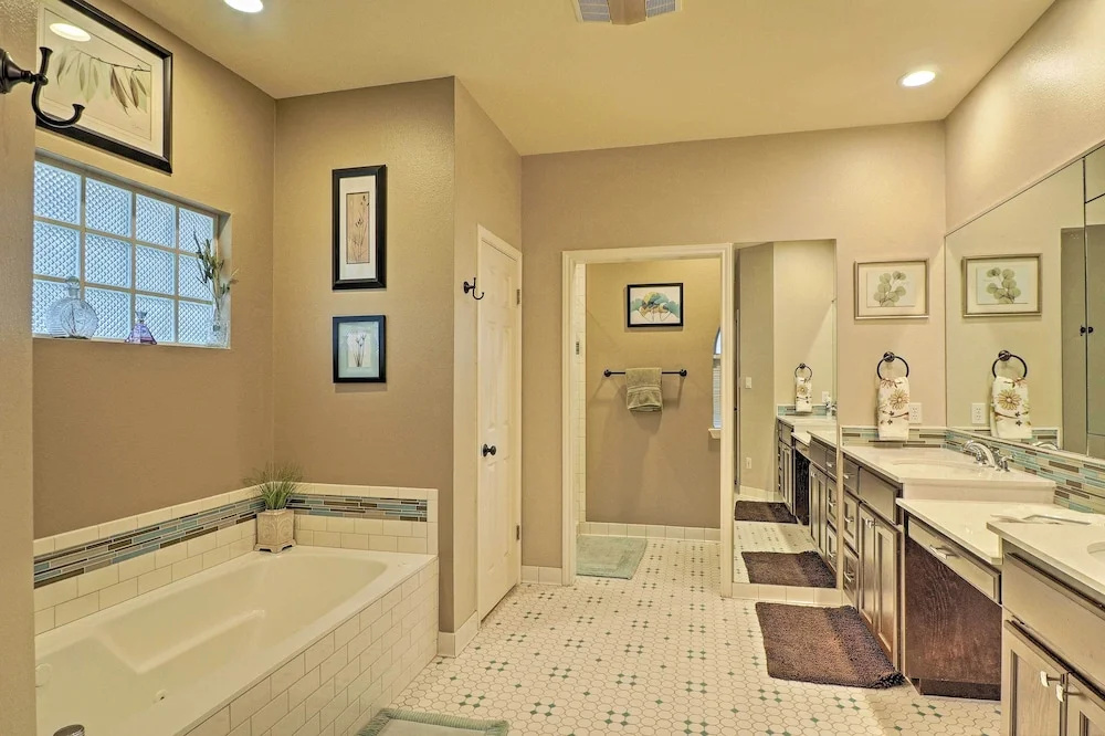 Round Rock Lakefront Home w/ Water Toys & Fire Pit
