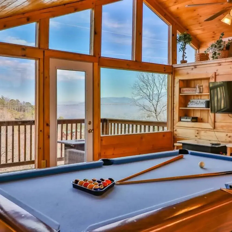 Gorgeous Cabin w Great Views Pool Game Room