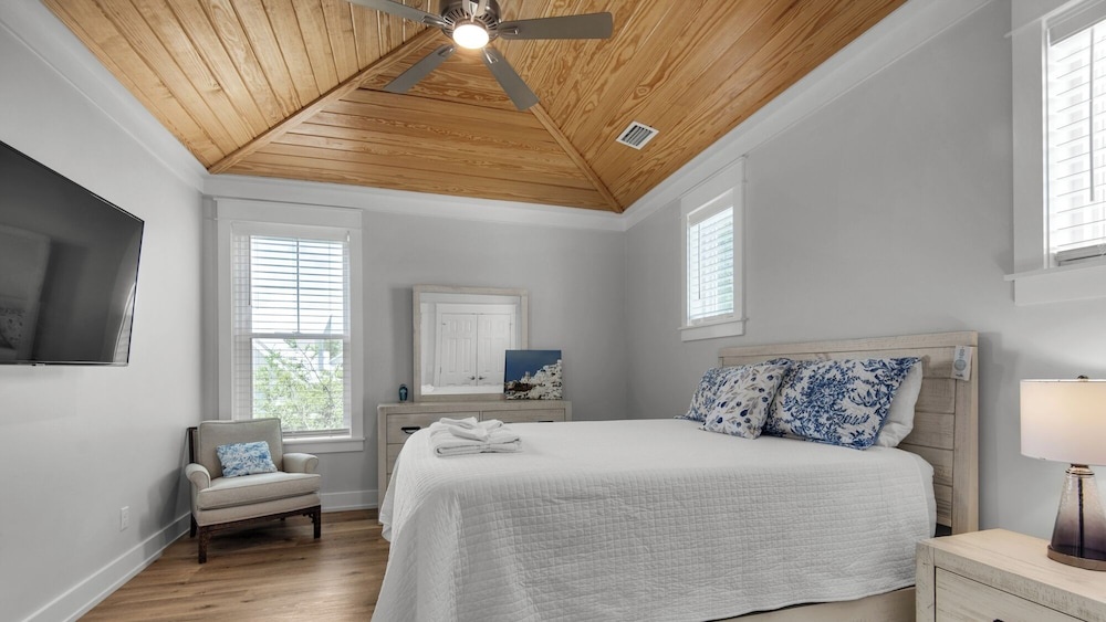Sleeps 8; Community Pool, 5 Minute Walk to Beach Access