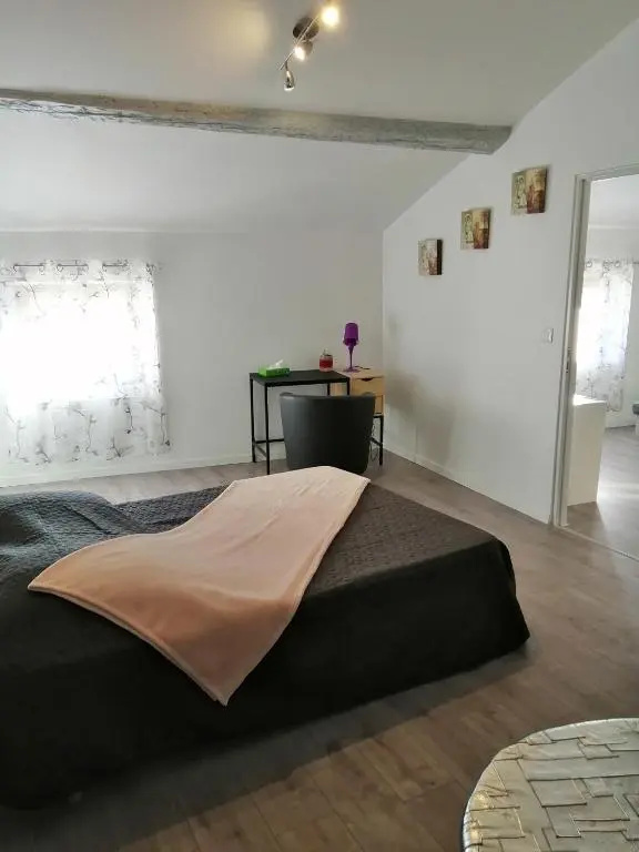 HELTY T2, logement neuf, tout équipé coeur du village, parking gratuit