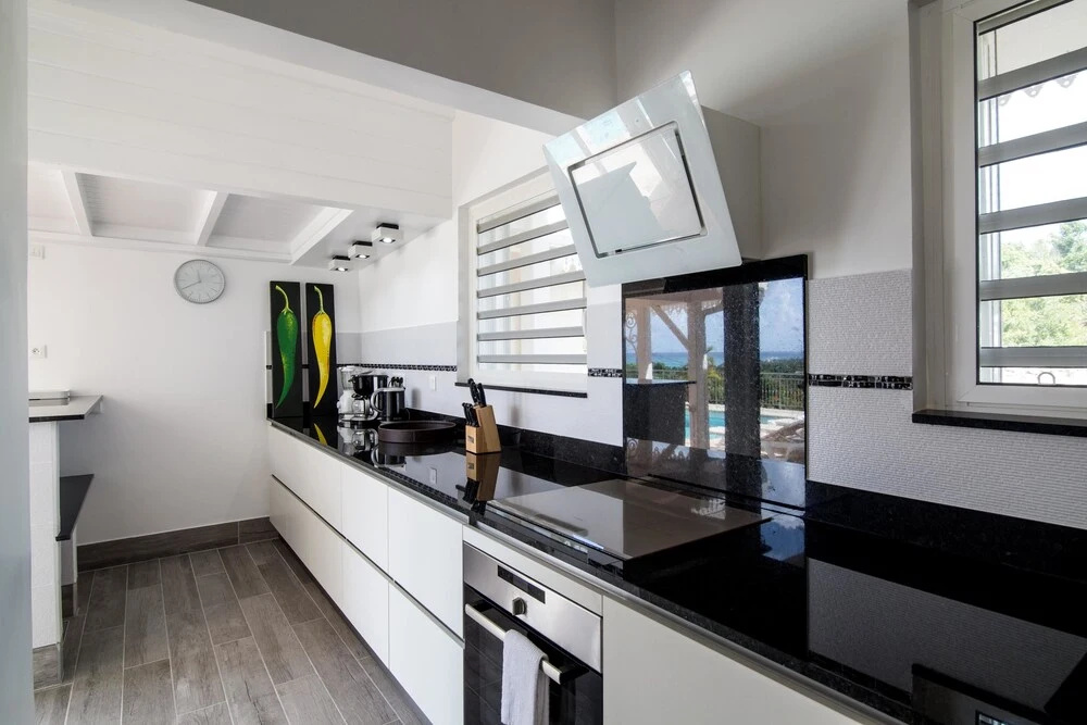 Walk to the Beach, Pool, AC, Free Wifi, Concierge Service, Near Shops, Restaurants
