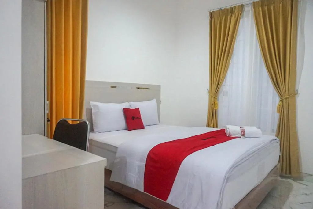 RedDoorz near Araya Family Club House