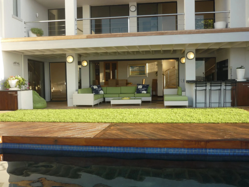 185 on BEACH Boutique Suites