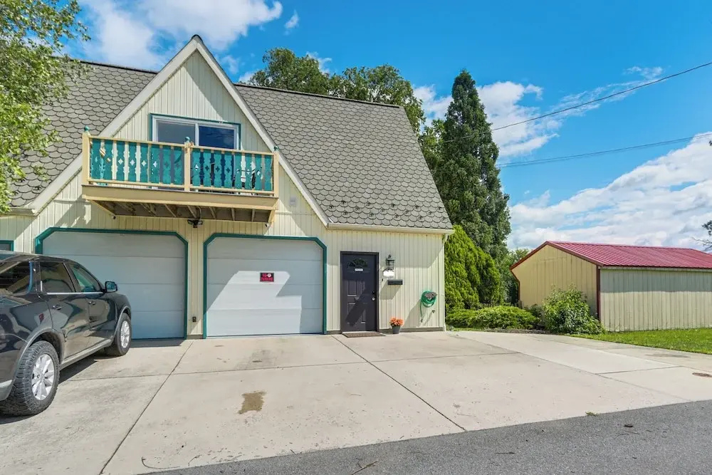 Walk to Town: Charming Unit w/ Balcony in Bedford!
