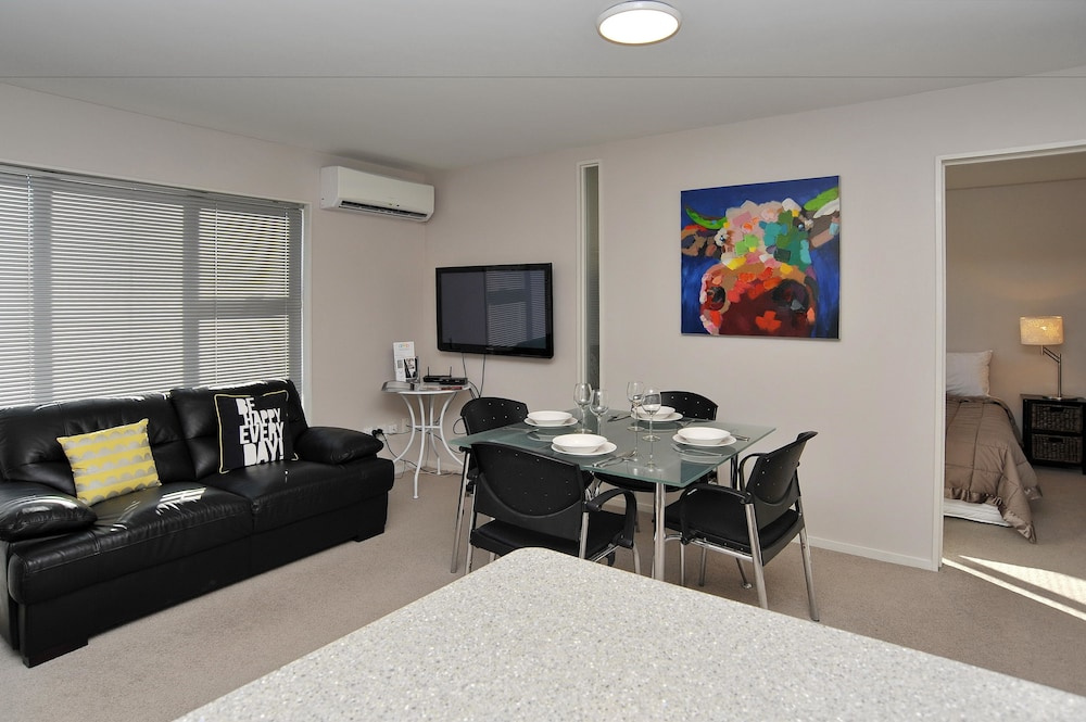 Apartment near Hagley Park with Secure Entry- Carlton Villa 3