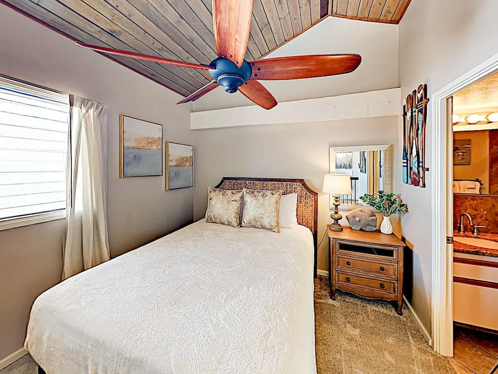 Lower Honoapiilani Condo Unit #404 2 Bedrooms 2 Bathrooms Condo