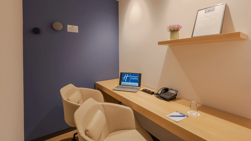 Holiday Inn Express - Hamburg South A7-AS42 by IHG