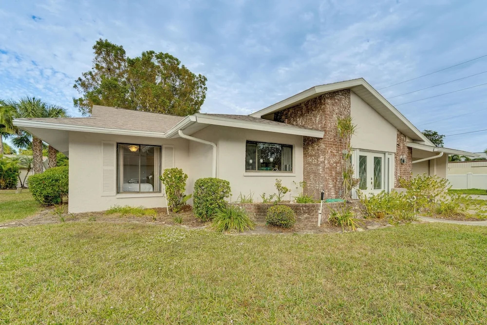 Private Beach & Pool Access! Fort Myers Getaway