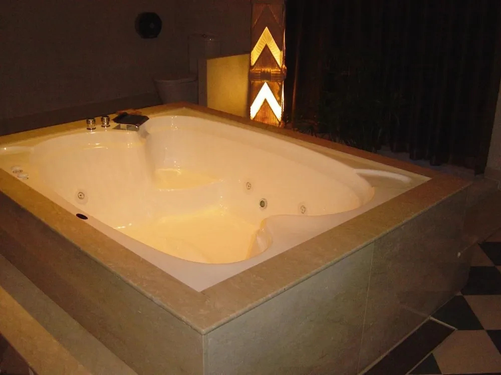 Love Boat SPA Motel
