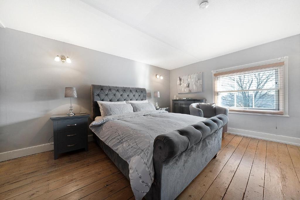 Private Room with En-suite, City Centre With Free On Site Parking