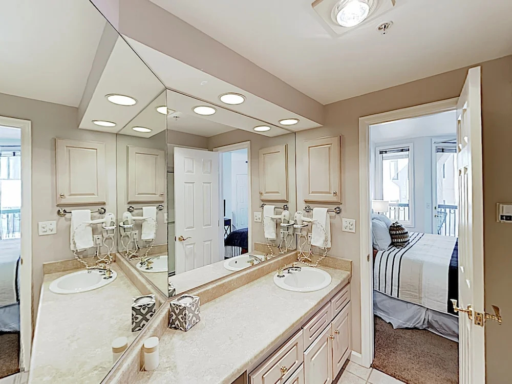 New Listing! Ski W/ Pool & Spa, Near Lifts 3 Bedroom Condo