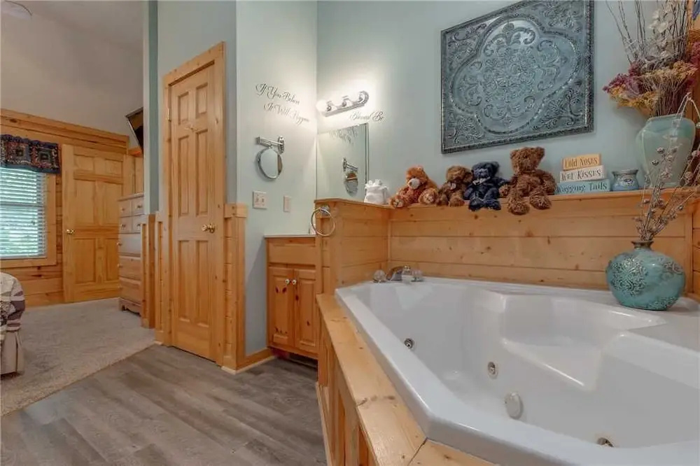 Americana 2 Bedroom Home with Hot Tub
