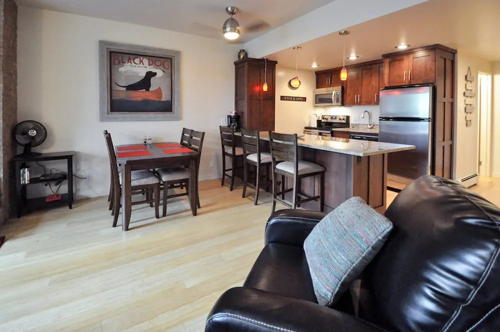 2BR Condo in Perfect Location by RedAwning