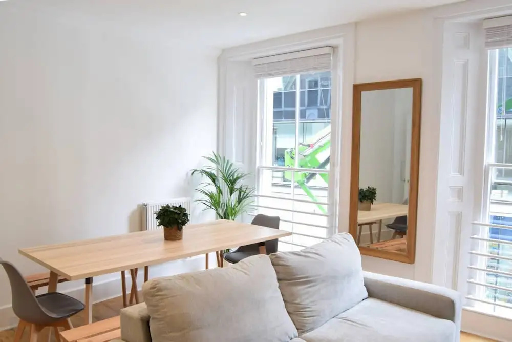 Central and Spacious City of London Apartment
