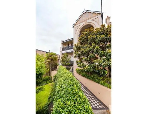 Renovated Studio in Bohemian Area Close to City
