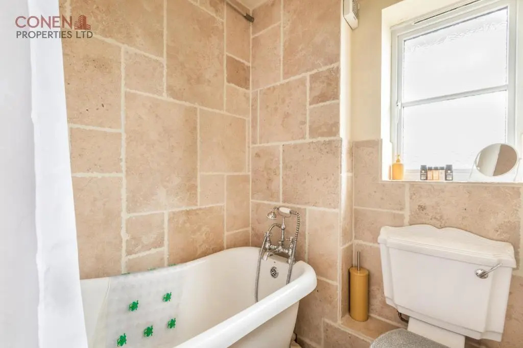 2 Bed Apartment Sleeps 5 - Free Parking, Balcony