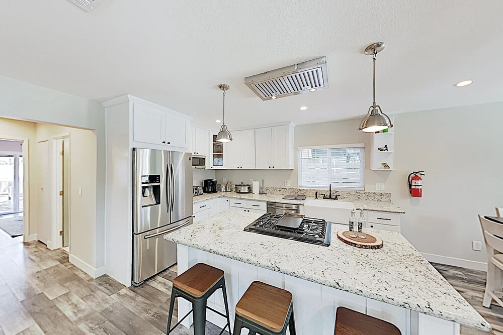 New Listing! Chic : Hot Tub & Outdoor Kitchen 2 Bedroom Cabin