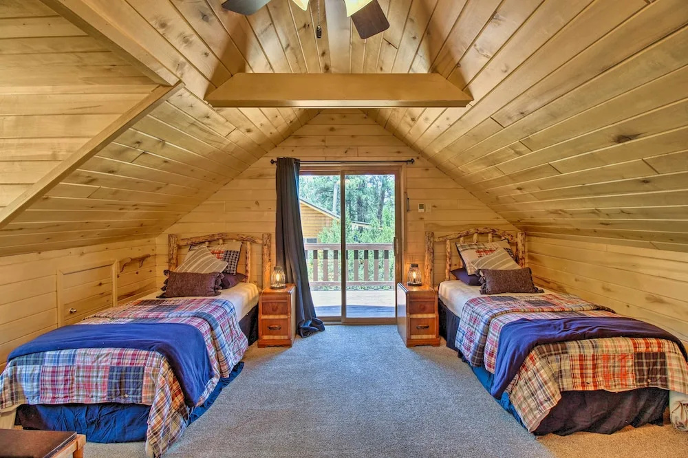 Rustic, Forest-view Retreat in Heber-overgaard!